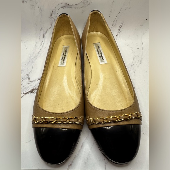 Vtg Saks Fifth Avenue Beige Taupe Black Leather Flats Size 8.5 B Made in Italy - Picture 1 of 7